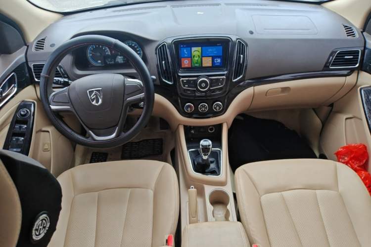 Used Baojun 730 2014 1.5L manual Comfort ESP version 7 seats Center Console