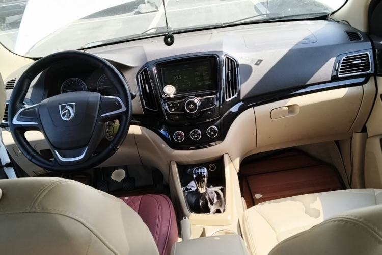 Used Baojun 730 2014 1.5L manual Comfort ESP version 7 seats Center Console