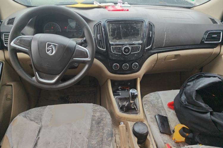 Used Baojun 730 2014 1.5L manual Comfort version 7 seats Center Console