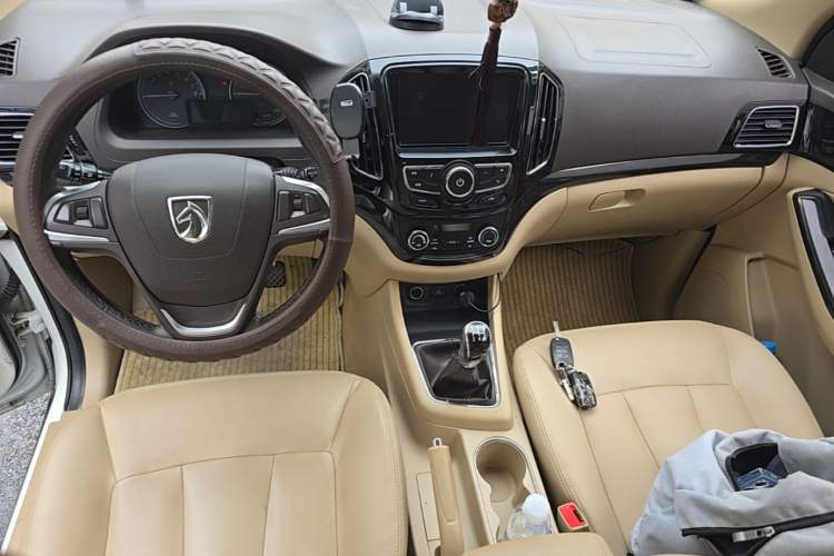 Used Baojun 730 2014 1.5L manual luxury trim 7 seats Center Console