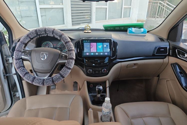 Used Baojun 730 2014 1.5L manual luxury trim 7 seats Center Console