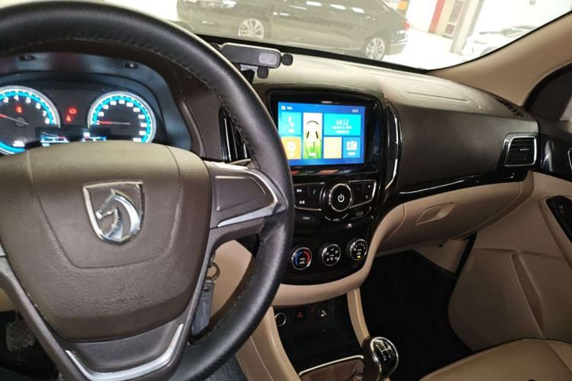 Used Baojun 730 2014 1.5L manual Comfort ESP version 7 seats Center Console