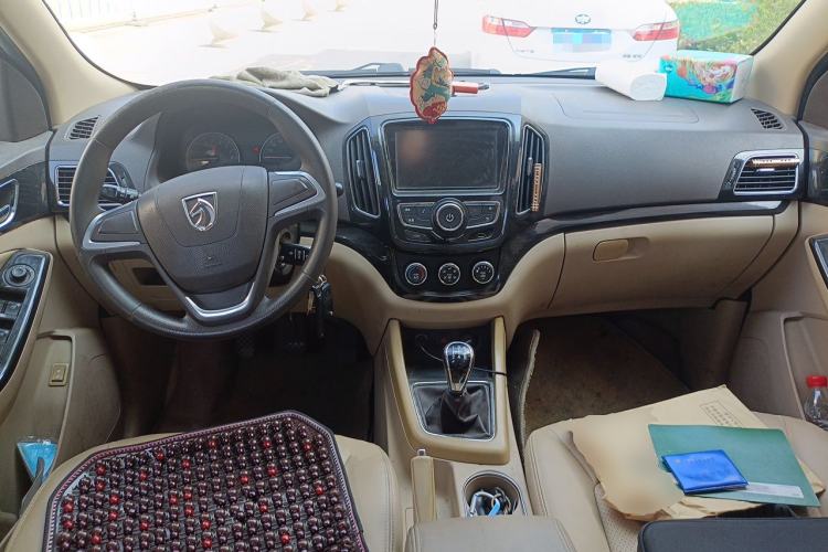 Used Baojun 730 2014 1.5L manual Comfort ESP version 7 seats Center Console