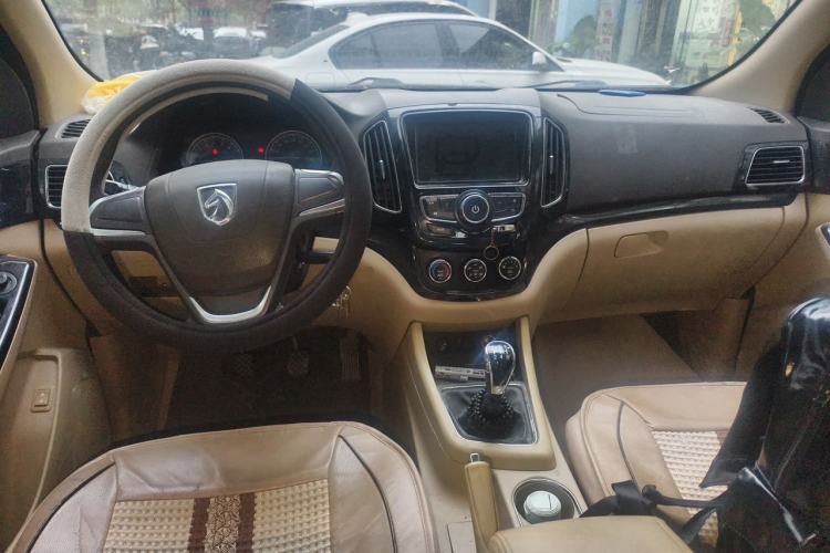 Used Baojun 730 2014 1.5L manual Comfort version 7 seats Center Console