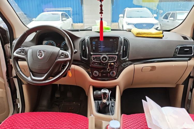 Used Baojun 730 2014 1.5L manual luxury trim 7 seats Center Console