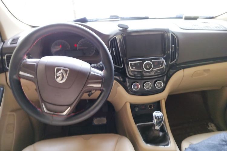 Used Baojun 730 2014 1.5L manual Comfort version 7 seats Center Console