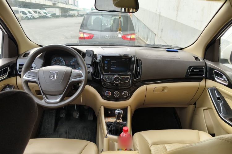 Used Baojun 730 2014 1.5L manual Comfort ESP version 7 seats Center Console