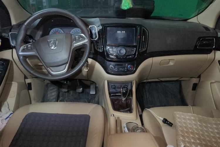 Used Baojun 730 2014 1.5L manual luxury trim 7 seats Center Console