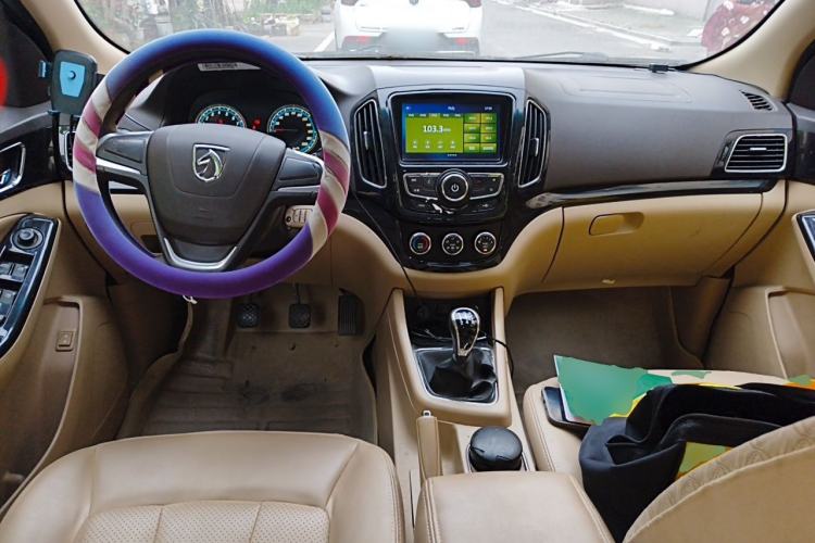 Used Baojun 730 2014 1.5L manual Comfort ESP version 7 seats Center Console