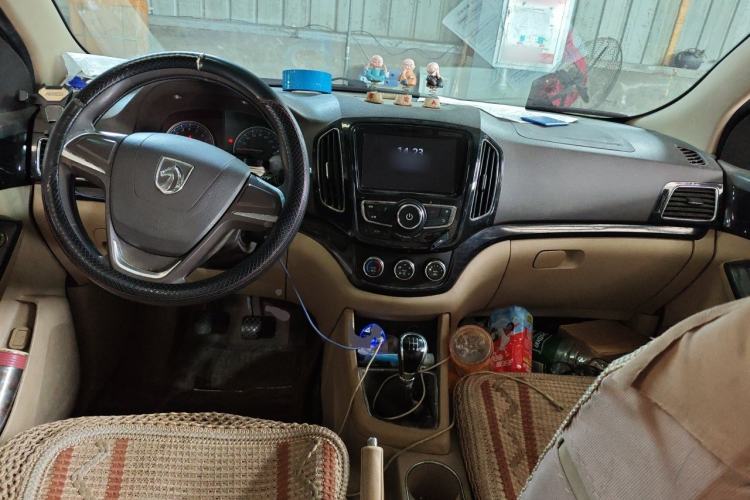 Used Baojun 730 2014 1.5L manual Comfort version 7 seats Center Console