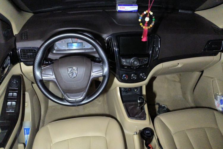 Used Baojun 730 2014 1.5L manual Comfort version 7 seats Center Console
