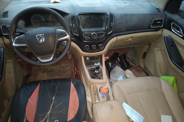 Used Baojun 730 2014 1.5L manual Comfort version 7 seats Center Console