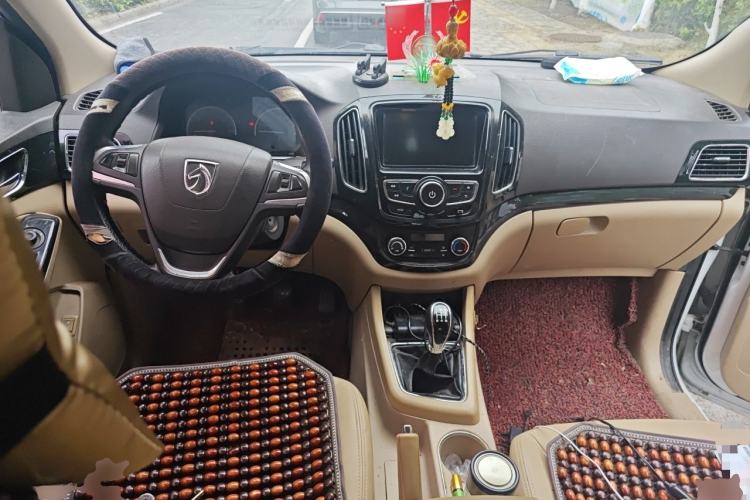 Used Baojun 730 2014 1.5L manual luxury trim 7 seats Center Console