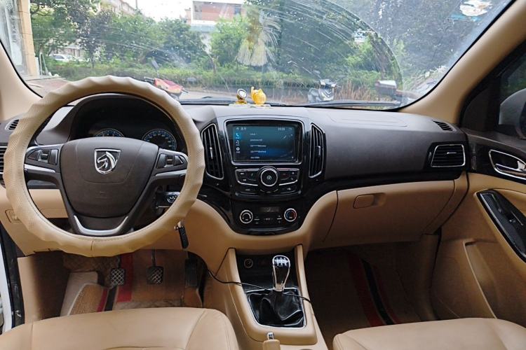 Used Baojun 730 2014 1.5L manual luxury trim 7 seats Center Console