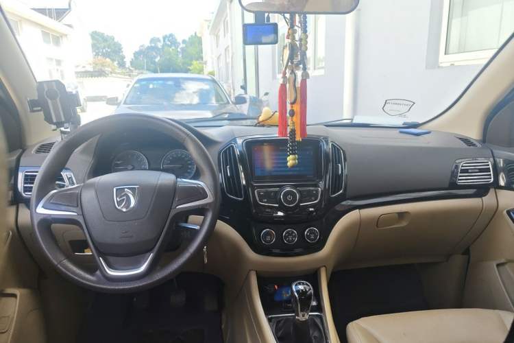 Used Baojun 730 2014 1.5L manual Comfort version 7 seats Center Console