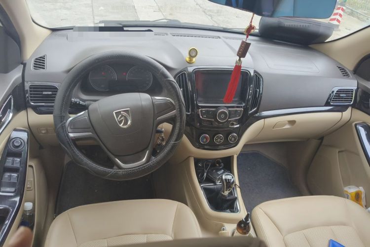 Used Baojun 730 2014 1.5L manual Comfort version 7 seats Center Console