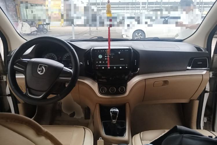 Used Baojun 730 2014 1.5L manual standard version 5 seats Center Console