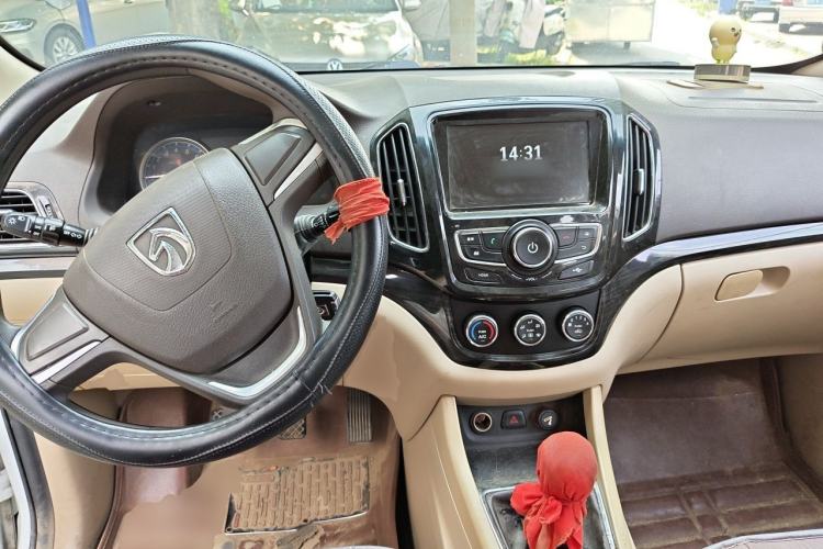 Used Baojun 730 2014 1.5L manual Comfort ESP version 7 seats Center Console