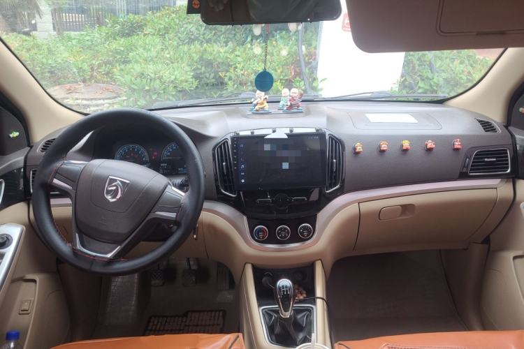 Used Baojun 730 2014 1.5L manual standard trim 7 seats Center Console