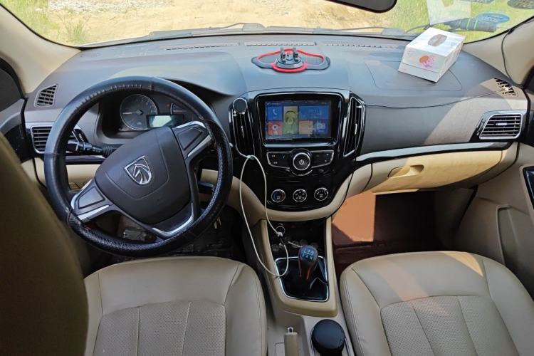 Used Baojun 730 2014 1.5L manual Comfort version 7 seats Center Console