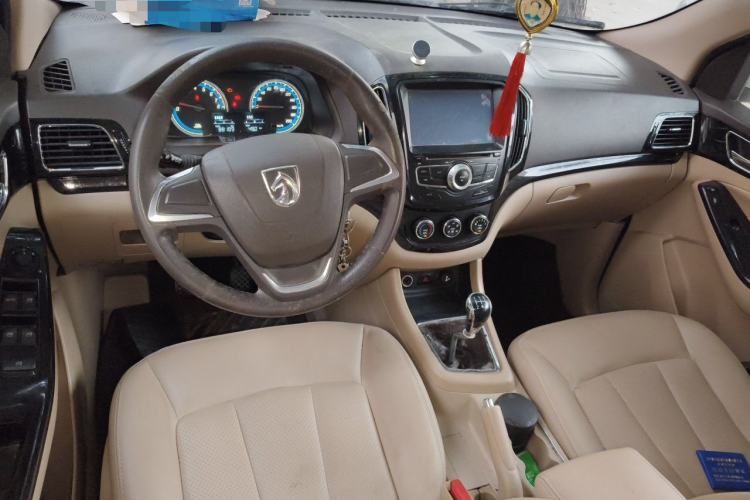 Used Baojun 730 2014 1.5L manual Comfort version 7 seats Center Console