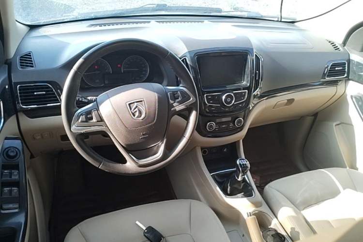 Used Baojun 730 2014 1.5L manual luxury trim 7 seats Center Console