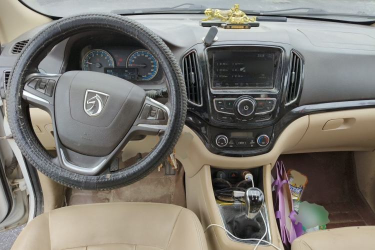 Used Baojun 730 2014 1.5L manual luxury trim 7 seats Center Console
