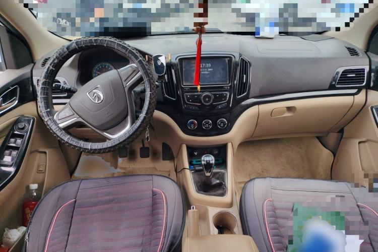 Used Baojun 730 2014 1.5L manual Comfort ESP version 7 seats Center Console