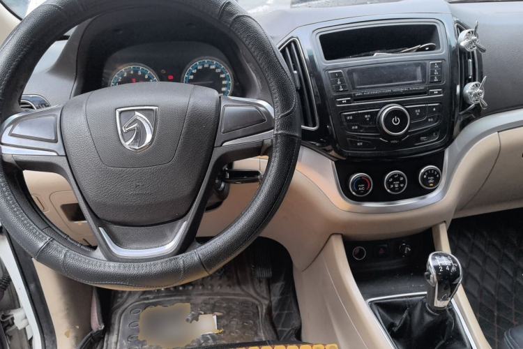 Used Baojun 730 2014 1.5L manual standard trim 7 seats Center Console