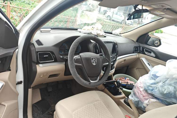 Used Baojun 730 2014 1.5L manual standard trim 7 seats Center Console