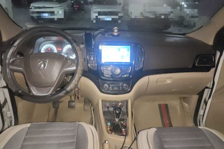 Used Baojun 730 2014 1.5L manual luxury trim 7 seats Center Console