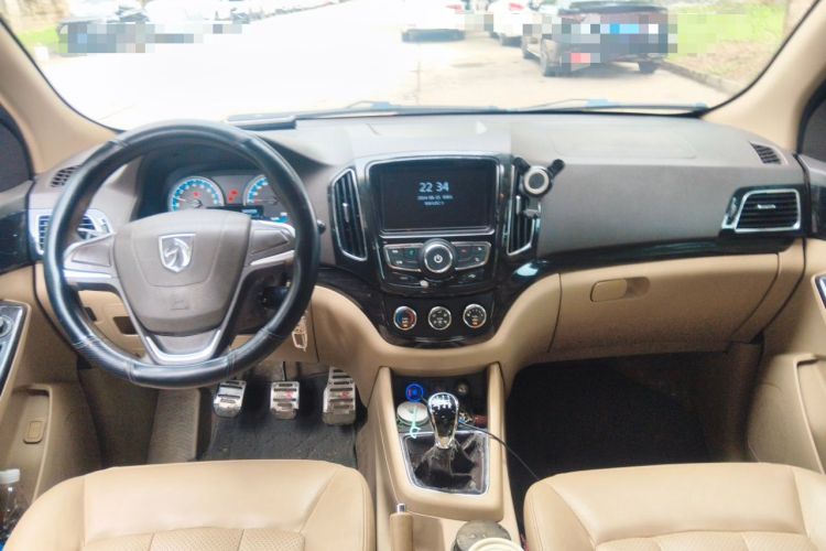 Used Baojun 730 2014 1.8L manual Comfort trim 7-seater Center Console