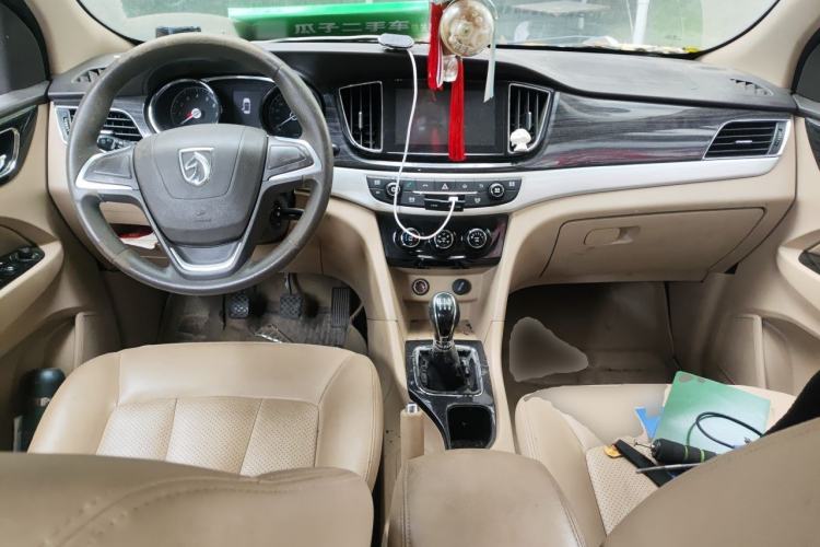 Used Baojun 730 2014 1.5L manual Comfort version 7 seats Center Console