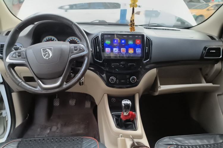 Used Baojun 730 2014 1.5L Manual Luxury Navigation ESP Version 7 Seats Center Console
