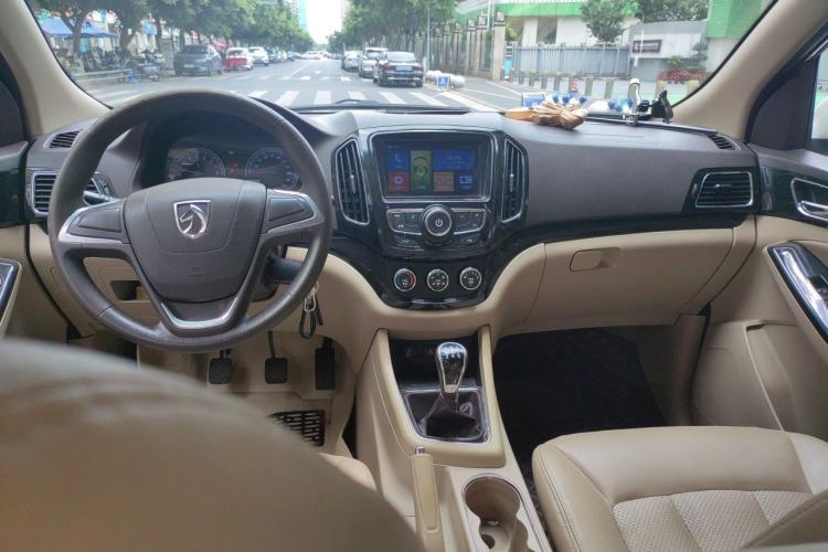 Used Baojun 730 2014 1.5L manual Comfort version 7 seats Center Console