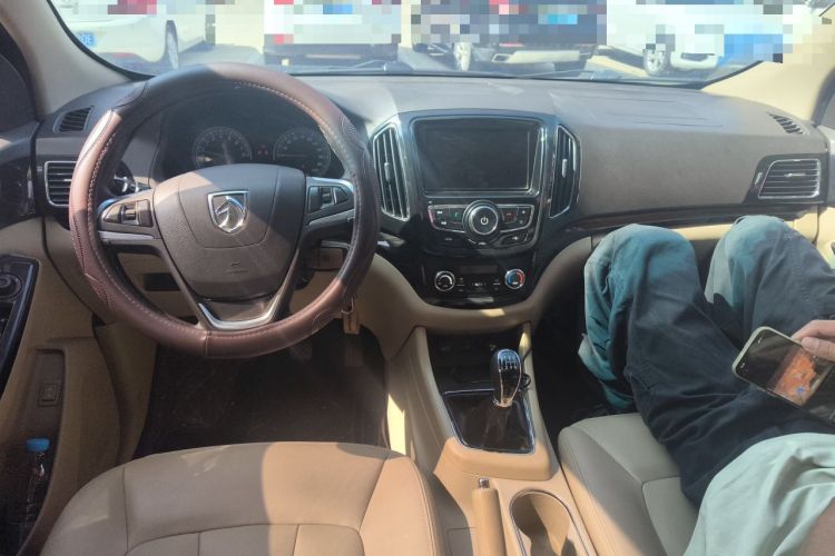 Used Baojun 730 2014 1.5L manual luxury trim 7 seats Center Console