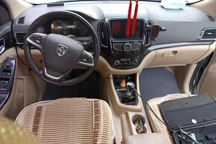Used Baojun 730 2014 1.5L manual luxury trim 7 seats Center Console