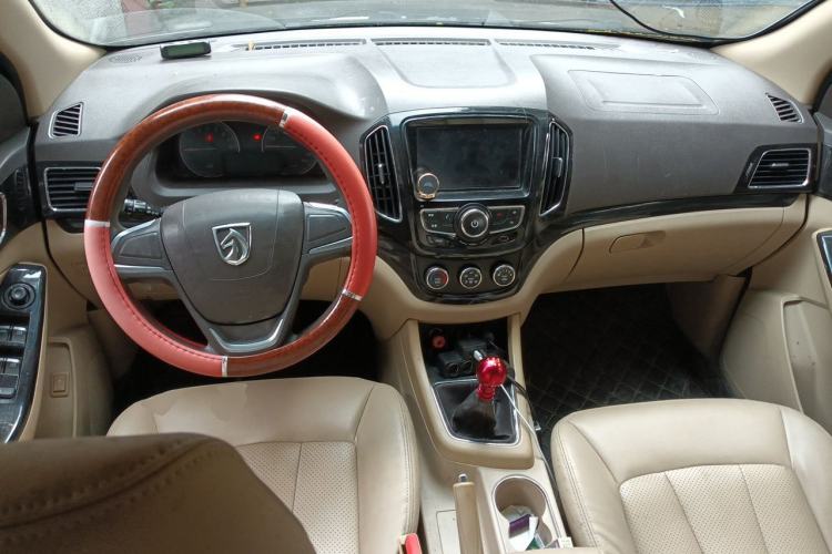 Used Baojun 730 2014 1.5L manual Comfort version 7 seats Center Console