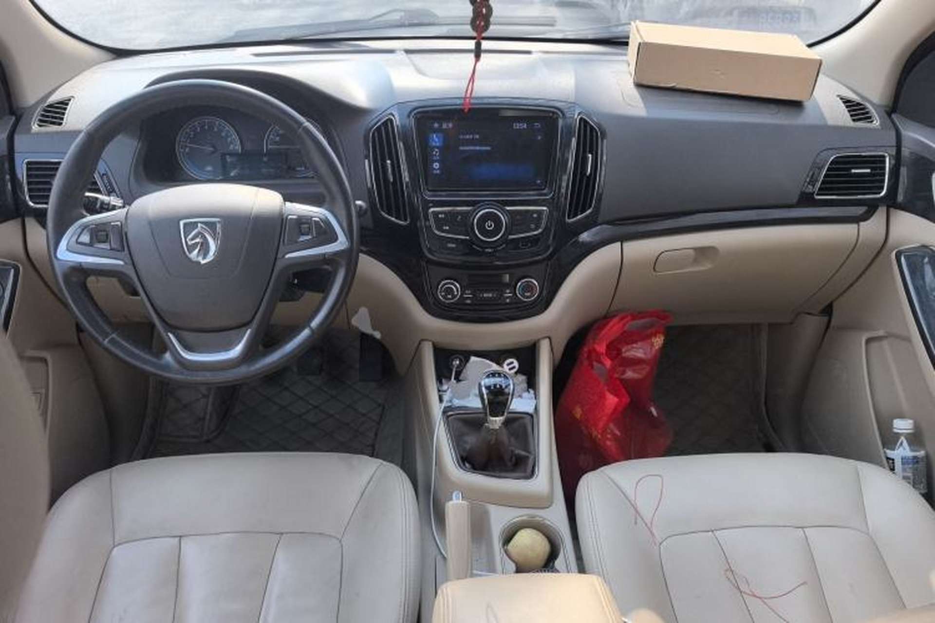 Used Baojun 730 2014 1.5L manual luxury trim 7 seats Center Console