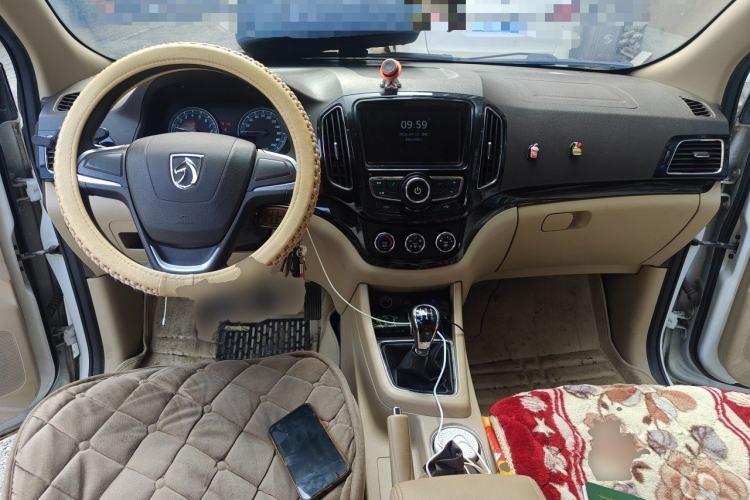 Used Baojun 730 2014 1.5L manual Comfort version 7 seats Center Console