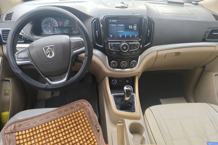 Used Baojun 730 2014 1.5L manual standard trim 7 seats Center Console