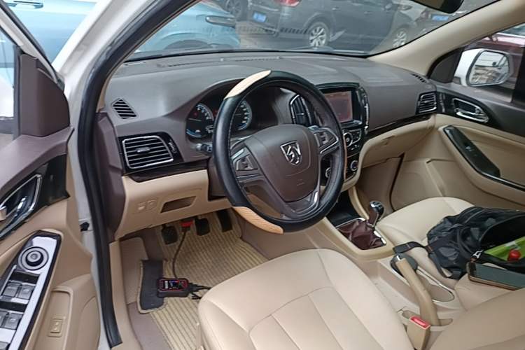 Used Baojun 730 2014 1.5L Manual Luxury Navigation ESP Version 7 Seats Center Console