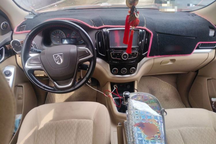Used Baojun 730 2014 1.5L manual standard trim 7 seats Center Console