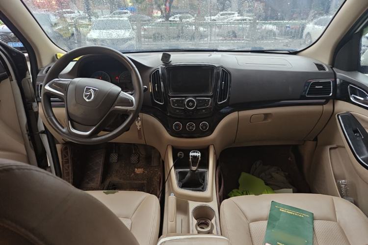 Used Baojun 730 2014 1.8L manual Comfort trim 7-seater Center Console