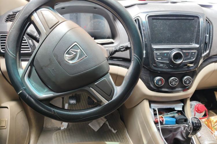 Used Baojun 730 2014 1.5L manual Comfort version 7 seats Center Console