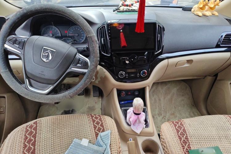 Used Baojun 730 2014 1.5L manual luxury trim 7 seats Center Console