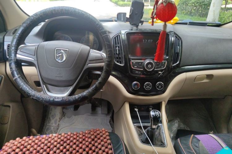 Used Baojun 730 2014 1.5L manual Comfort version 7 seats Center Console