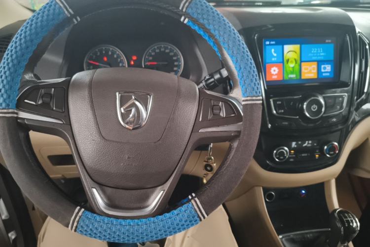 Used Baojun 730 2014 1.5L manual luxury trim 7 seats Center Console