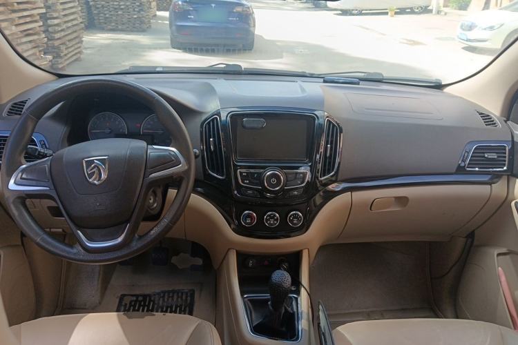 Used Baojun 730 2014 1.5L manual Comfort version 7 seats Center Console