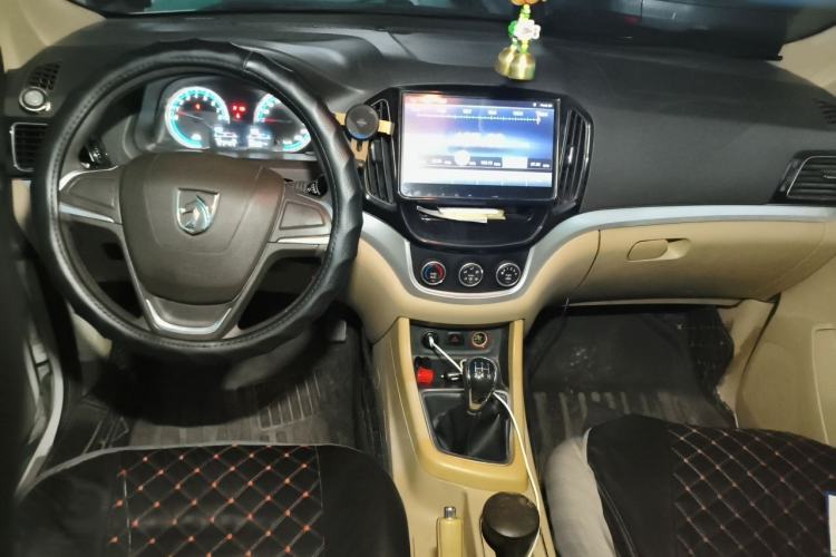 Used Baojun 730 2014 1.5L manual standard trim 7 seats Center Console